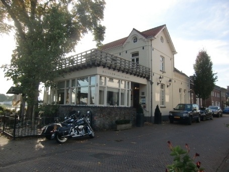 Bergen-Well NL : Grotestraat, Restaurant Brienen aan de Maas